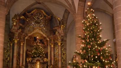 Bild: mde
Willi Seibel hat die Nordmanntanne gestiftet, die Weihnachten 2020 im Altarraum der Kemnather Stadtpfarrkirche Mariä Himmelfahrt steht.