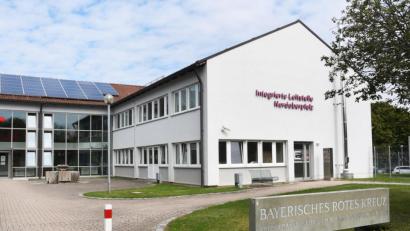 Bild: Gabi Schönberger
Die Mitarbeiter in der Integrierten Leitstelle Nordoberpfalz und des Rettungszweckverbandes erhalten im nächsten Jahr eine einmalige Erhöhung des Leistungsentgeltes. Der Zweckverband für Rettungsdienst und Feuerwehralarmierung stellt dazu 35.000 Euro zur Verfügung. Zugleich wird der Personalstand erhöht.