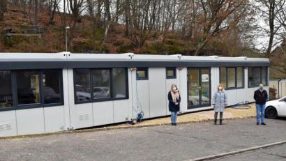 Bild: Andreas Royer
Von der neuen Container-Lösung beim Schlößl überzeugten sich beim Ortstermin (von rechts) Bürgermeister Michael Göth, Martin Renner vom Finanzreferat, Fachbereichsleiterin Anja Hopf sowie Kita-Leiterin Eileen Hauenstein.