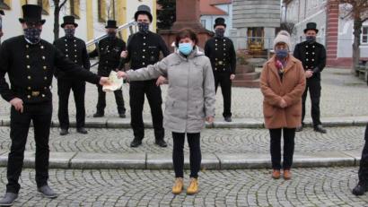 Bild: kro
Imposantes Bild vor der Mitterteicher Stadtpfarrkirche: Manuel Schätzler (vorne, links), Schulungsstellenleiter der Kaminkehrerinnung Oberpfalz, überreichte im Beisein weiterer sieben Kaminkehrermeister 4000 Euro an Elke Bauer und Gunda Bauer von der Wohngemeinschaft St. Benedikt.