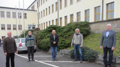 Bild: Wolfgang Rösler/exb
Alwin Kleber (links) und Georg Mayer (rechts) verabschiedeten (von links) Dieter Ernst, Karl Schön und Alois Nißl in den Ruhestand.