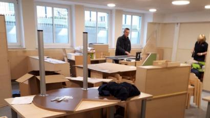 Bild: bk
Mit Hochdruck arbeiten die Firmen an der Fertigstellung der als nachhaltige Übergangslösung für die Kiga-Gruppe „Fuchsbau“ vorgesehenen Räume in der Grundschule.