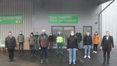 Bild: gru
Erich Übler, Martin Sachsenhauser, Hans-Jürgen Maul, Bürgermeister Hans-Jürgen Strehl und Hans Pilhofer freuten sich über die Einweihung des neuen Raiffeisenbank-Lagerhauses.