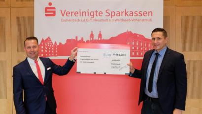 Bild: dob
Eschenbachs Bürgermeister Marcus Gradl (rechts) nimmt den symbolischen Spendenscheck über 6660 Euro aus den Händen von Vorstandsvorsitzendem Gerhard Hösl (links) entgegen. Die Vereine und Institutionen freuen sich über die finanzielle Zuwendung der Vereinigten Sparkassen Eschenbach, Neustadt/WN, Vohenstrauß so kurz vor dem Weihnachtsfest.