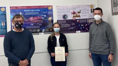 Bild: Florian Hösl/exb
Bei der Urkundenübergabe (von links): Stellvertretender Schulleiter Georg Meyer, Antonia Tessmann aus der 10 b und Oberstudienrat Daniel Ertl.