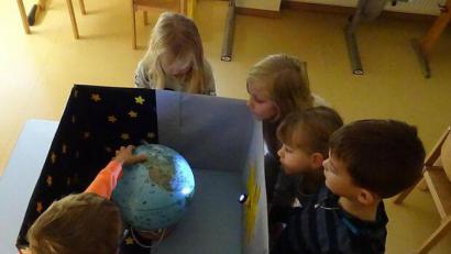 Bild: Daniela Huber/exb
"Wenn bei uns Tag ist, wo ist dann die Nacht?" Fragen wie diesen gingen die Kinder in der Wackersdorfer Kita "Villa Kunterbunt" in freien Experimenten und Versuchen auf den Grund und gewannen damit bei einem bundesweitem Wettbewerb gleich zweimal.