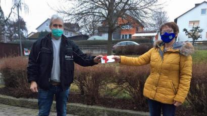 Bild: fvo
Die Waldthurner Frauenbundvorsitzende Sieglinde Zielbauer übergibt die Geldspende an den ATU-Truckerfahrer Ludwig Wüst für die Rumänienhilfe
