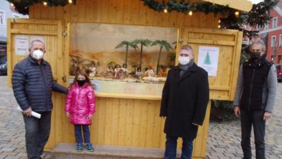 Bild: u
Auf dem Hirschauer Marktplatz steht ein Markthäuschen, in der eine Krippe mit Regensburger Bibelfiguren steht. Die Idee dazu hatte Günther Siegert (rechts), der Vorsitzende der Elterninitiative Eltern für Kinder, der alljährlich den Weihnachtsmarkt organisiert. Unterstützt wurde er von Martin Merkl (Zweiter von rechts), der in jedem Jahr für die Krippenausstellung verantwortlich zeichnet. Zur Verfügung gestellt haben die Figuren Bärbel und Reinhold Birner (links), hier mit seiner Enkelin Mathilda.