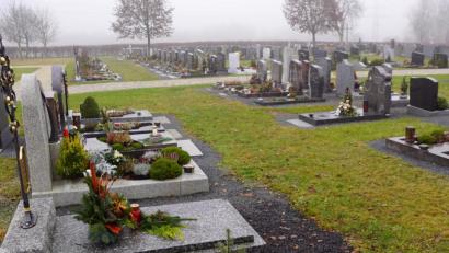 Symbolbild: bkr
Ein Unbekannter hat es auf ein Grab beim Südausgang des Immenreuther Friedhofes abgesehen.