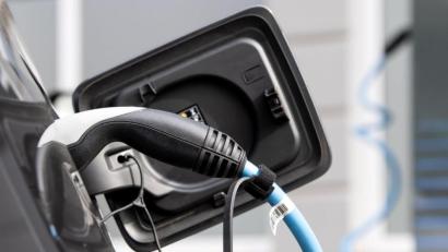 Bild: Sven Hoppe
Ein Elektroauto (BMW I3) wird an einer Ladesäule geladen. Foto: Sven Hoppe/dpa