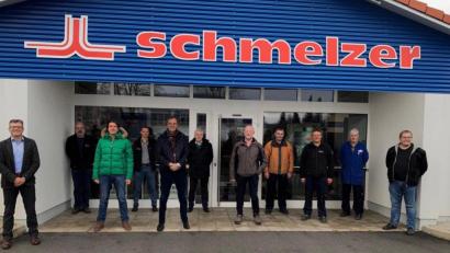 Bild: Firma Schmelzer/exb
Im Bild von links Geschäftsführer Helmut Keck, Martin Pöhlmann, Peter Schmelzer, Maximilian Müller, Geschäftsführer Gerhard Schmelzer, Günther Pfeifer, Peter Wildenauer, Manfred Langner, Karl Bayer, Jürgen Müller und Andreas Klar.