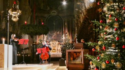 Bild: spf
Stefanie und Hermann Heinrich sowie Andreas Sagstetter musizierten am vierten Adventssonntag in der Basilika.