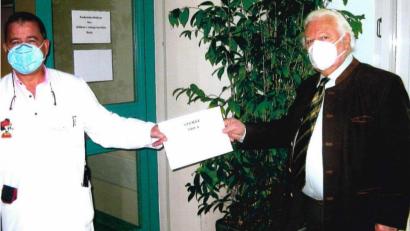 Bild: Siegert/exb
Dr. Andreas Fiedler (links) und Alfons Siegert bei der Spendenübergabe. Für das Kinder-Palliativteam gab es 500 Euro.