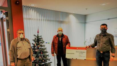 Bild: gz
Die Geschäftsführer Ludwig und Fabian Bauriedl (rechts) überreichen Herbert Putzer von der Kinderkrebshilfe einen Scheck in Höhe von 2000 Euro.