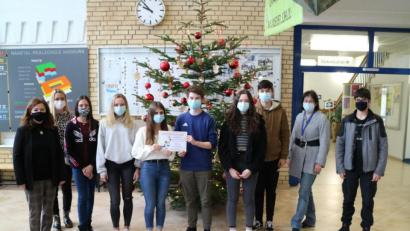 Bild:  Matthias Sitzmann/exb
Einen Teil des Erlöses aus dem Weihnachtsbasar spendeten die Schüler an die Kuno-Stiftung.