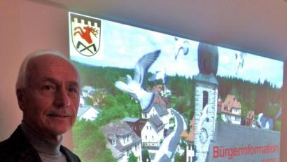 Archivbild: br
Die diesjährige Bürgerversammlung gibt es heuer als digitale Bürgerinformation. Unser Bild zeigt Bürgermeister Peter König bei der Vorabpräsentation im Sitzungssaal Im Rathaus Neusorg.