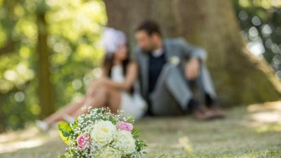 Symbolbild: Christin Klose/dpa
Nur zu zweit - oder doch mit der ganzen Familie? Wer 2021 heiraten will, muss mit vielen Unsicherheiten leben.