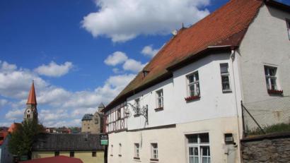Archivbild: wro
Der Gasthof "Zum roten Ochsen" an der Schönfichter Straße gehört zu den Sanierungsvorhaben, für die der Markt Falkenberg einen Zuschussantrag im Rahmen der Förderoffensive Nordostbayern gestellt hat.