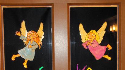 Bild: bjo
Bilder säumen den Stationenweg vom Kloster zum Schmidmühlener Pfarrgarten.