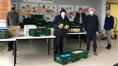 Bild: lhc
An der Walter-Höllerer-Realschule brachten Schüler viele Spenden für die Amberger Tafel von zu Hause mit. Beim Verladen packten Lehrer Robert Kramel, Tafel-Vorstand Irmgard Buschhausen, Direktor Martin Zimmermann, Tafel-Vorstand Bernhard Saurenbach sowie Lehrerin Ulrike Glück (von links) mit an.