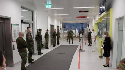 Bild: Kliniken Nordoberpfalz AG/Reindl
Antreten zum Hilfsdienst – aber mit Abstand. Das gilt auch für die 15 Soldaten, die seit Dienstagmorgen das Personal im Weidener Klinikum und im Krankenhaus Tirschenreuth entlasten.