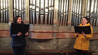 Bild: jzk
Katharina und Franziska Grimm (von links) sangen in Pfarrmesse adventliche Lieder.