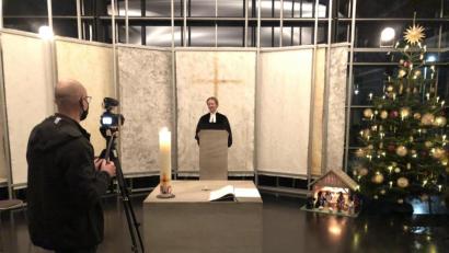 Bild: eik
Onetz-Redakteur Alexander Unger hat die Christvesper mit Pfarrer Bernd Schindler im Martin-Schalling-Haus gefilmt. Die Aufzeichnung ist am 24. Dezember im Internet abrufbar.