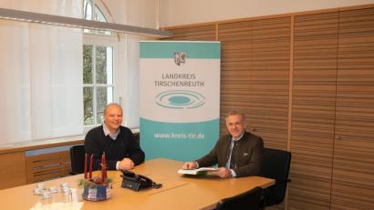 Bild: Walter Brucker/Landratsamt Tirschenreuth/exb
Dekan Thomas Guba (links) zu Besuch bei Landrat Roland Grillmeier.