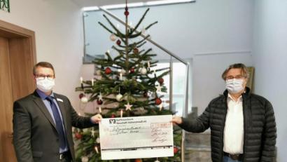 Bild: gz
Bürgermeister Reiner Gäbl dankt im Namen der örtlichen Vereine und Organisationen dem Filialleiter Markus Dimper für die Spenden.
