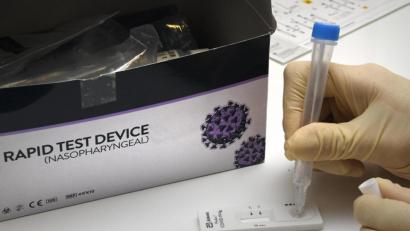 Bild: Petra Hartl
Der BRK-Kreisverband Weiden-Neustadt/WN bietet Angehörigen - und nur ihnen - von Pflegebedürftigen in Seniorenheimen und Behinderteneinrichtungen Schnelltests an Heiligabend und den beiden Weihnachtsfeiertagen an.