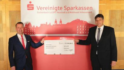 Bild: dob
Spendengeld in Höhe von 13.240 Euro gehen an die Vereine und Institutionen der Stadt Grafenwöhr. Bürgermeister Edgar Knobloch (rechts) nimmt das Geld stellvertretend aus den Händen des Sparkassenchefs Gerhard Hösl entgegen.