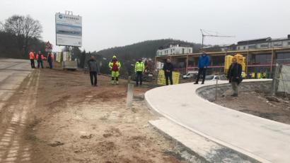 Bild: Wilhelm Amann
Treffen zur Bauabnahme: Die Erschließung des Ratisbona-Grundstücks an der Regensburger Straße (links), auf dem ein Supermarkt (Hintergrund) entsteht, ist zunächst fertig. Eine Abbiegespur wird 2021 noch gebaut.