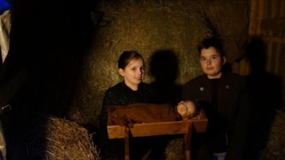 Screenshot: Evangelische Kirchengemeinde/exb
Luisa und Lukas Karakuzu als Maria und Josef.
