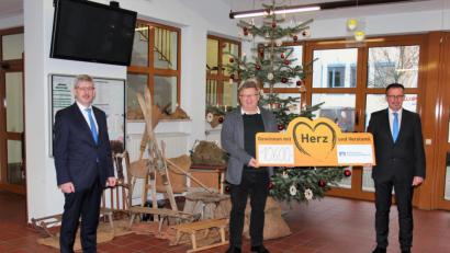 Bild: stg
Die beiden Bankvorstände Joachim Geyer (rechts) und Robert Haubner (links) überreichten den symbolischen Scheck stellvertretend an Realschul-Rektor German Helgert.