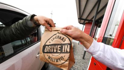 Bild: Felix Kästle/dpa
Am Läberkäs-Drive-in-Schalter.