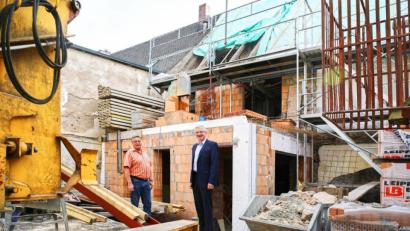 Bild: njn
Bauamtsleiter Dieter Döppl (links) und Bürgermeister Johannes Reger stehen stolz vor einer besonderen Baustelle. .