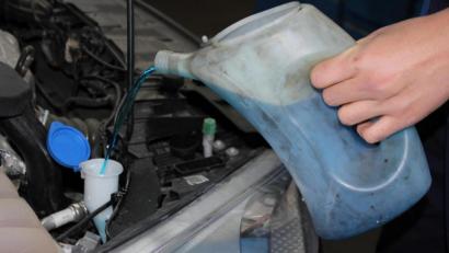 Bild: kro
Wichtig ist, dass in die Scheibenwaschanlage auch Frostschutz, aufgefüllt wird. damit das Scheibenwischerwasser nicht einfrieren kann.