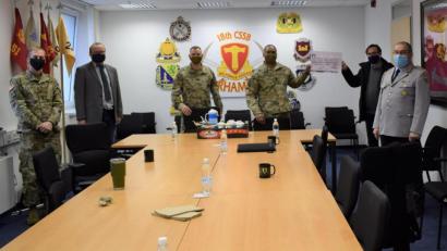 Bild: nbu
Bei der Spendenübergabe im Stabsgebäude des Partnerschaftsverbandes 18. CSSB in Grafenwöhr nahmen teil (von links): Master Sergeant Christopher Ladd, Bürgermeister Uwe König, Bataillonskommandeur Lieutenant Colonel Charles Jaquillard, Command Sergeant Major Rassun Thompson, Bezirksgeschäftsführer Dario Vodojkovic sowie 2. Vorsitzender der Reservistenkameradschaft Freihung, Stabsfeldwebel der Reserve, Gerhard Lindthaler.