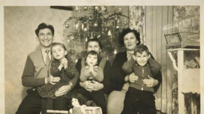 Repro: eb
Das Bild aus dem Familienalbum von Else Buchfelder (rechts hinten) zeigt das andächtige Warten der Kinder am Heiligen Abend auf das Christkind.