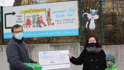 Bild: u
Wegen der Corona-Pandemie sammelt der Marien-Kindergarten heuer keine Weihnachtspäckchen für die Aktion Pomoc, sondern unterstützt diese mit einer Spendenaktion. 1000 Euroübergibt Elternbeiratsvorsitzende Michaela Hofmann (rechts) an Uli Iberer (links), einen der Hauptorganisatoren der Aktion Pomoc.