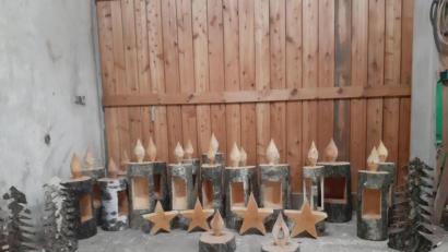 Bild: fz
22 Kerzen, dazu Sterne und kleine Bäume, fertigte Ludwig Arnold aus Baumstämmen. Ihr Verkauf erbrachte 650 Euro für die Förderschule am Heilpädagogischen Zentrum Irchenrieth.