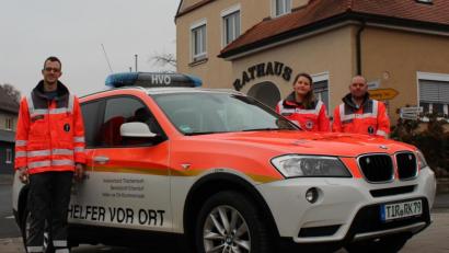 Bild: BRK/exb
Die Einsatzkräfte des Helfers vor Ort Krummennaab der Bereitschaft Erbendorf im BRK, Maximilian Winkler, Patricia und Bernhard Hanny (von links), konnten am vierten Advent den Dienst nach der coronabedingten Zwangspause dankt neuem Einsatzfahrzeug wieder aufnehmen.