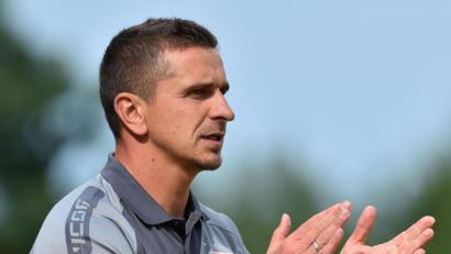 Bild: Alfred Schwarzmeier
Jahn-Trainer Mersad Selimbegovic feuert seine Mannschaft an. In der zweiten Runde des DFB-Pokals ist sein Team beim SV Wehen zu Gast.