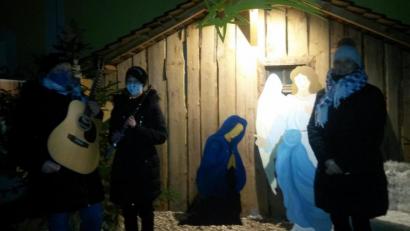 Bild: jow
Vor der Krippe bei der Pfarrkirche in Lintach wird das letzte Adventsfenster vorgestellt.