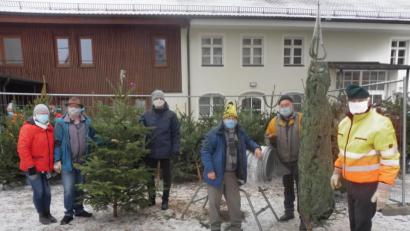 Bild: ibj
Mit dem Vorsitzenden Günter Winter (rechts) freuen sich die Hahnbacher Sänger über den unerwartet großen Erfolg ihres Christbaumverkaufs.