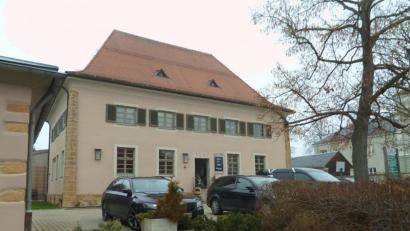 Bild: Portner
Zaun statt Pflanztröge: Nach Auffassung des Straßenbauamtes Amberg-Sulzbach reichen die massiven Kästen vor der Alten Post nicht aus, um die Zufahrt zur Staatsstraße 2159 dauerhaft abzusperren. Der Bauausschuss zeigte sich damit einverstanden, wenn die Hausbesitzerin dieser Forderung mit einer Einzäunung nachkommt.