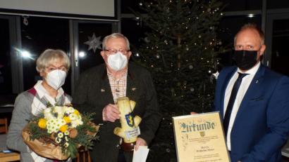Bild: e
Bürgermeister Marcus Eichenmüller (rechts) gratuliert Willi Meier mit dem Kulturschnoittling, übergibt ihm sozusagen auf Lebenszeit den Schlüssel zum Schnaittenbacher Kräutergarten. Ehefrau Ursula Meier bekommt einen Blumestrauß.