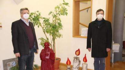 Bild: cog
Auch für Dekan Karlhermann Schötz (links) und Stadtpfarrer Dr. Roland Kurz waren zur Vorbereitung der Weihnachtsgottesdienste in Sulzbach, Poppenricht, Rosenberg und Hahnbach neue Planungen erforderlich.