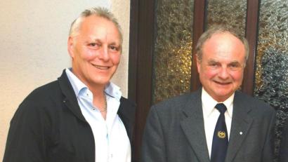 Archivbild: do
Mit 1337 Euro kann die Krieger- und Soldatenkameradschaft Speinshart wieder einen stolzen Betrag an den Volksbund Deutsche Kriegsgräberfürsorge überweisen. Nach 25 Jahren überträgt Max Wagner (rechts) die Sammlungsleitung an den neuen KSK-Vorsitzenden Helmut Schmidt (links).