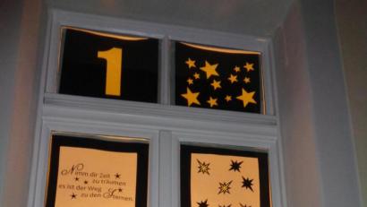 Bild: amö
Der Stern führt die Familien durch die Dunkelheit. Das Fenster wurde vom Elternbeirat der Grundschule Winklarn gestaltet.
